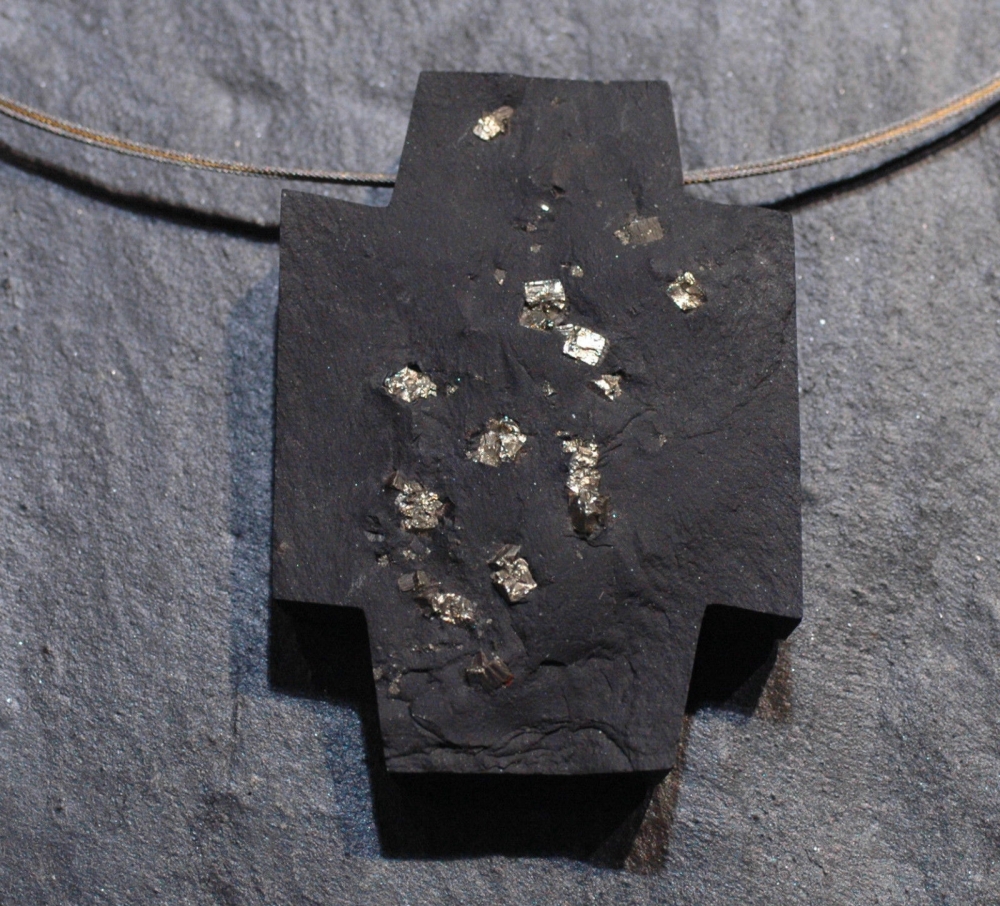 Schiefer-Pyrit Anhänger mit Edelstahlseil
